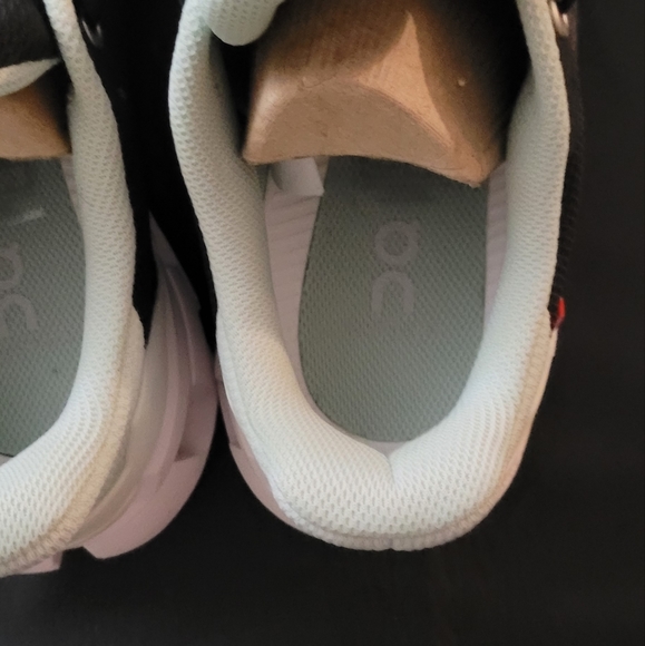 On Running Sneaker Cloudflyers women size 7.5 - Picture 4 of 12